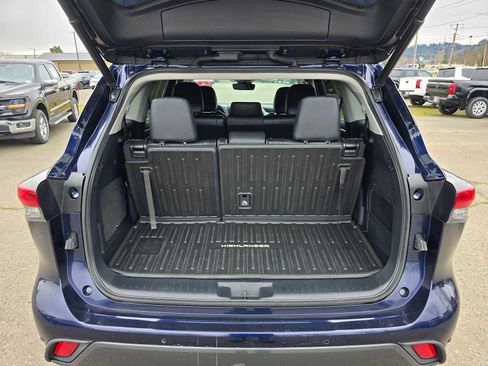 Used 2022 Toyota Highlander Limited image 16