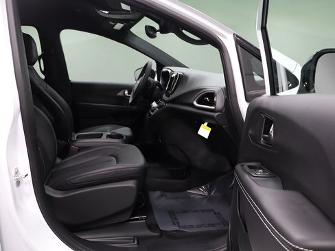 New 2026 Chrysler Pacifica Select w/ S Appearance Package FWD image 15