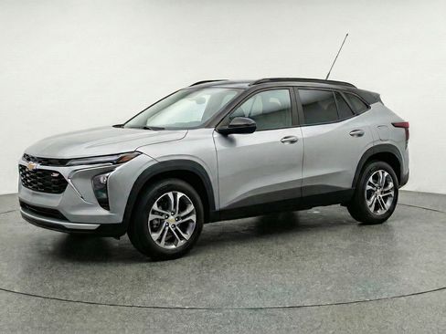 Used 2025 Chevrolet Trax LT FWD image 3