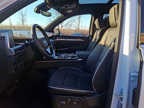 Used 2026 Cadillac Escalade Luxury w/ Touring Package image 15