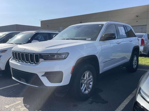 Used 2025 Jeep Grand Cherokee Laredo w/ Luxury Tech Group I AWD/4WD image 2