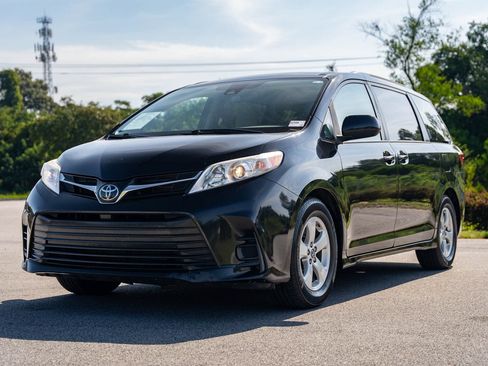 Used 2019 Toyota Sienna LE FWD image 3
