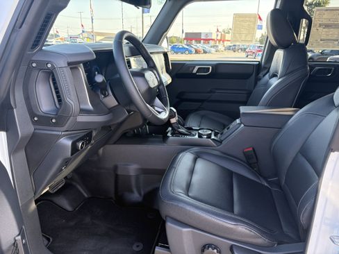 New 2025 Ford Bronco Badlands image 9