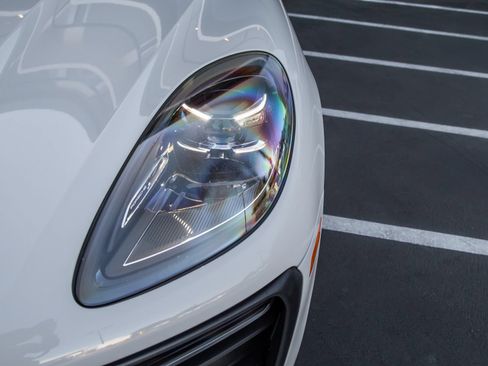 Certified 2024 Porsche Macan AWD/4WD image 7