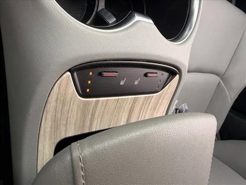 Used 2024 Toyota Venza XLE image 16