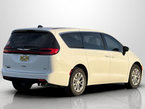 New 2026 Chrysler Pacifica Select image 5