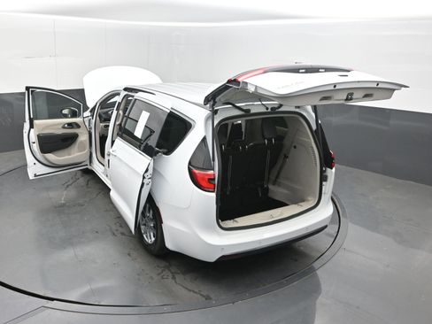 Used 2023 Chrysler Pacifica Touring-L FWD image 40