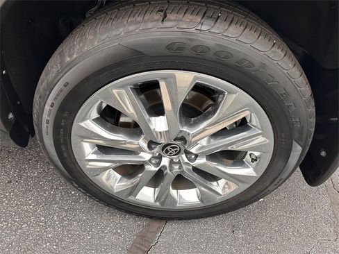 Used 2025 Toyota Highlander Limited image 26