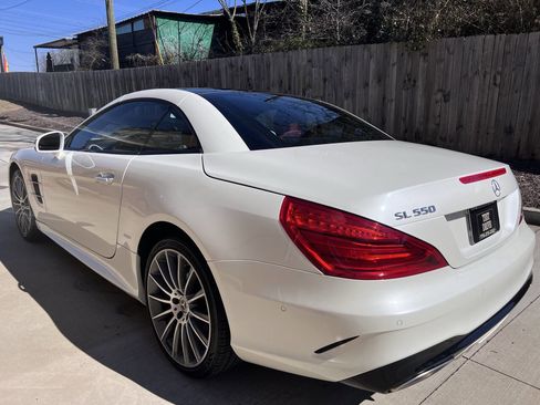 Used 2018 Mercedes-Benz SL 550 w/ Driver Assistance Package image 9