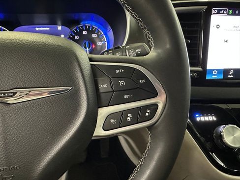 Used 2024 Chrysler Pacifica Touring-L FWD image 11