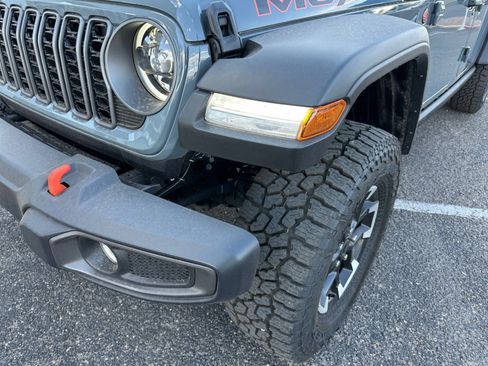 Used 2025 Jeep Gladiator Mojave w/ Convenience Group AWD/4WD image 33