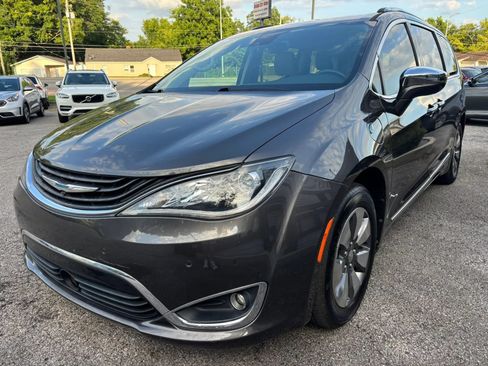 Used 2018 Chrysler Pacifica Limited w/ Advanced Safetytec Group FWD image 7