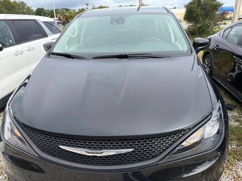 Used 2023 Chrysler Voyager LX FWD image 6
