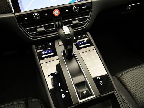 Certified 2026 Porsche Macan Turbo AWD/4WD image 32