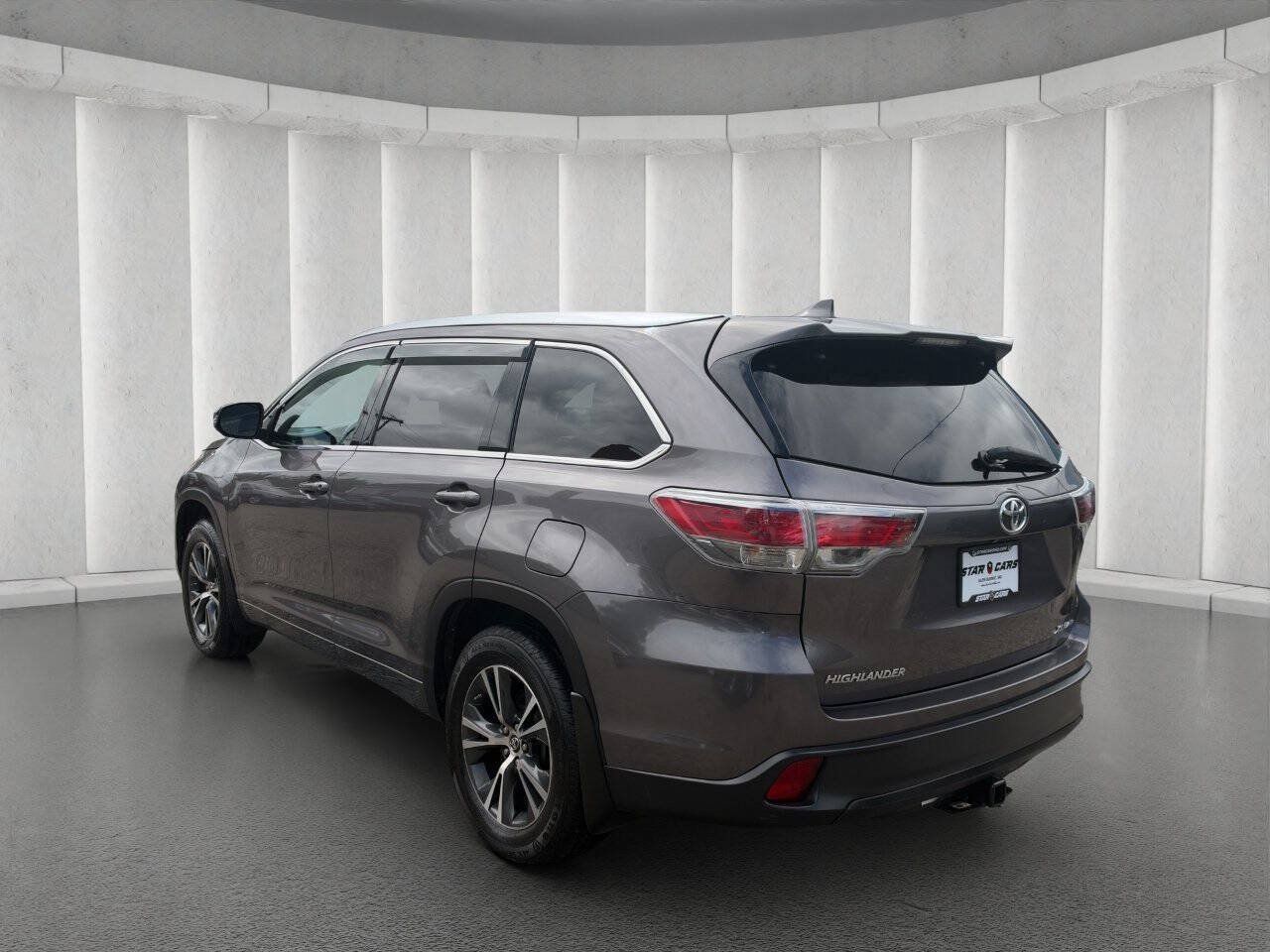 Used 2016 Toyota Highlander XLE AWD/4WD image 3