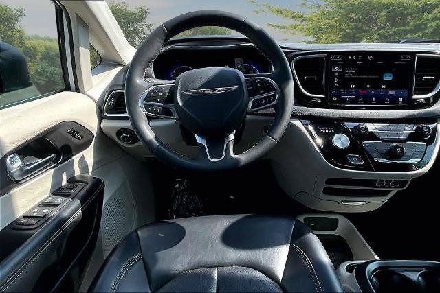Used 2023 Chrysler Pacifica Touring-L FWD image 5