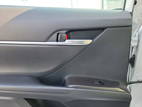 Used 2024 Toyota Camry SE image 12