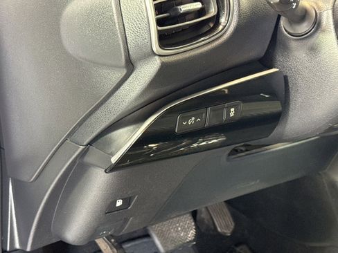 Used 2016 Toyota Prius Three image 10