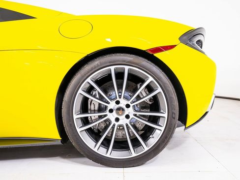 Used 2018 McLaren 570S Spider image 16