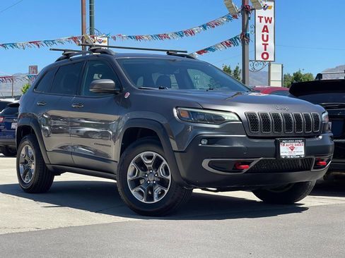 Used 2019 Jeep Cherokee Trailhawk AWD/4WD image 3