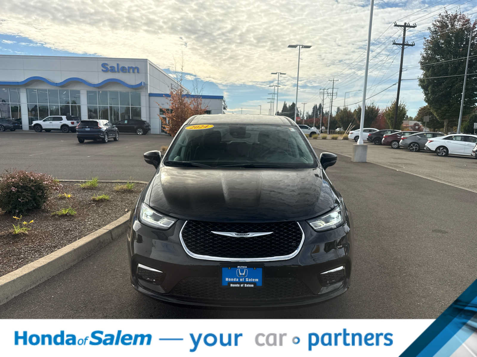 Used 2024 Chrysler Pacifica Touring-L FWD image 6
