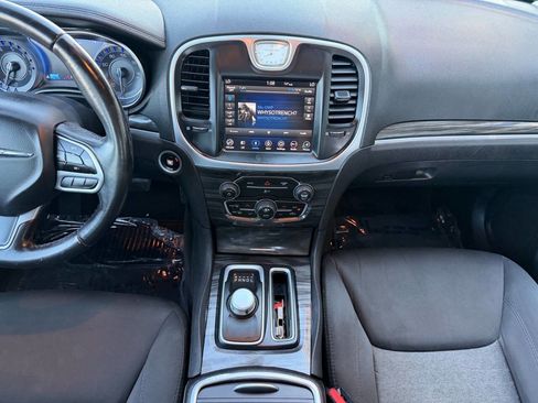 Used 2018 Chrysler 300 Touring w/ Chrome Appearance Package image 16