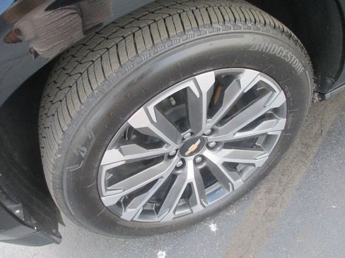 Used 2025 Chevrolet Suburban High Country AWD/4WD image 13