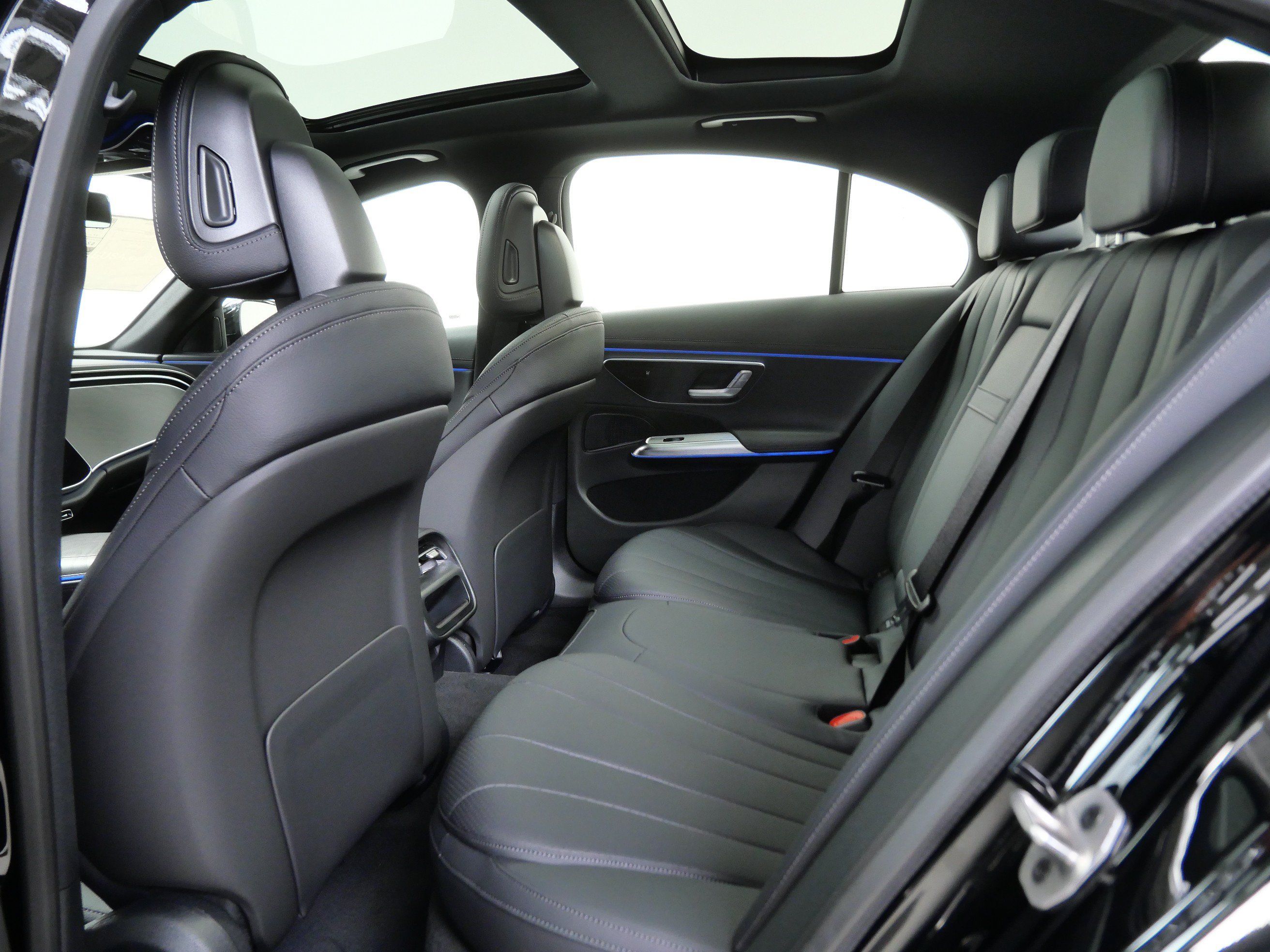 New 2026 Mercedes-Benz E 350 4MATIC Sedan image 8