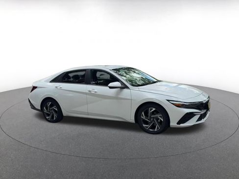 Used 2025 Hyundai Elantra SEL FWD image 2