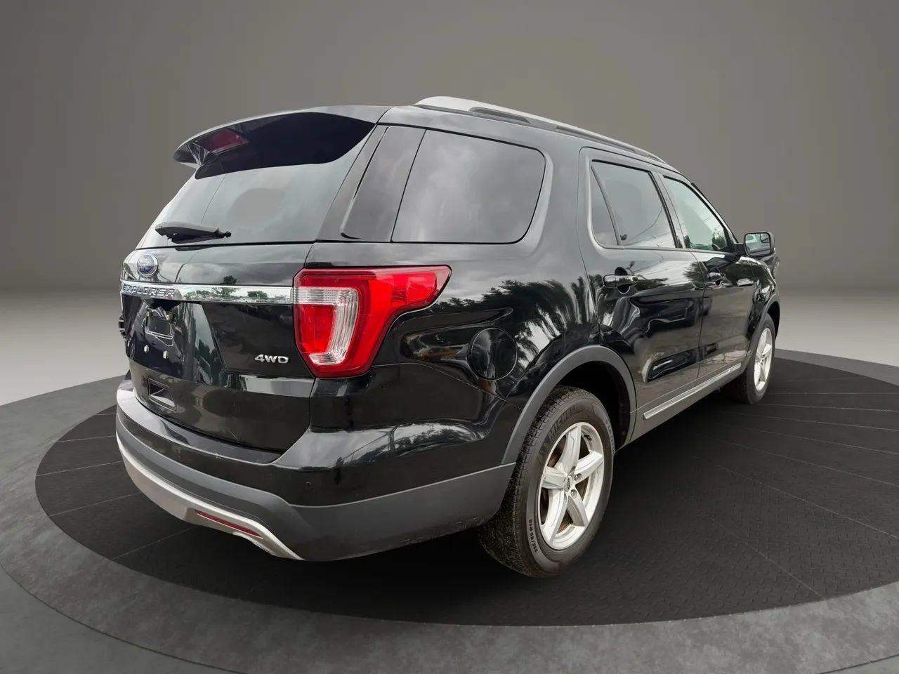 Used 2017 Ford Explorer XLT w/ Equipment Group 202A AWD/4WD image 5