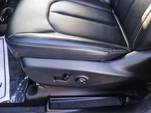 Used 2024 Chrysler Pacifica Limited FWD image 25
