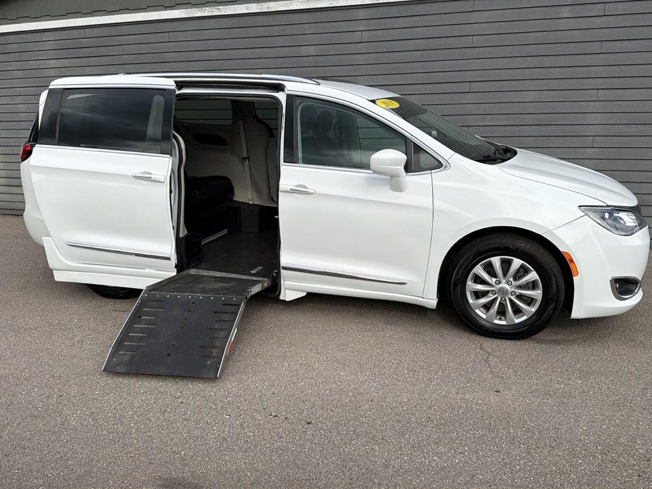 Used 2018 Chrysler Pacifica Touring-L FWD image 4