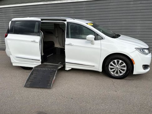 Used 2018 Chrysler Pacifica Touring-L FWD image 4