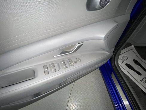 Used 2025 Hyundai Elantra SE FWD image 13