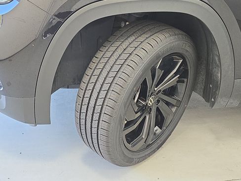 Certified 2023 Volkswagen Atlas SE w/ Black Wheel Package AWD/4WD image 32