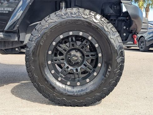 Used 2017 Jeep Wrangler Unlimited Sahara image 12