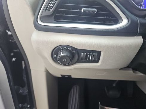 Used 2023 Chrysler Pacifica Touring-L FWD image 22