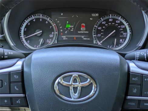 Used 2022 Toyota Highlander XLE AWD/4WD image 31