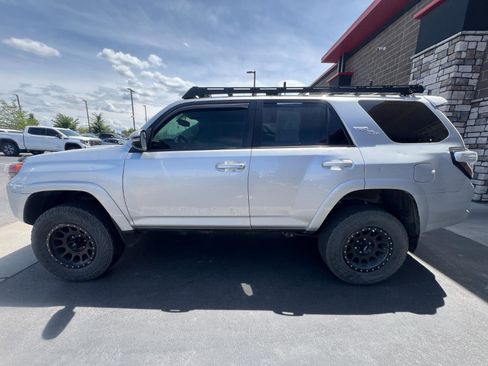 Used 2018 Toyota 4Runner TRD Off-Road Premium AWD/4WD image 6