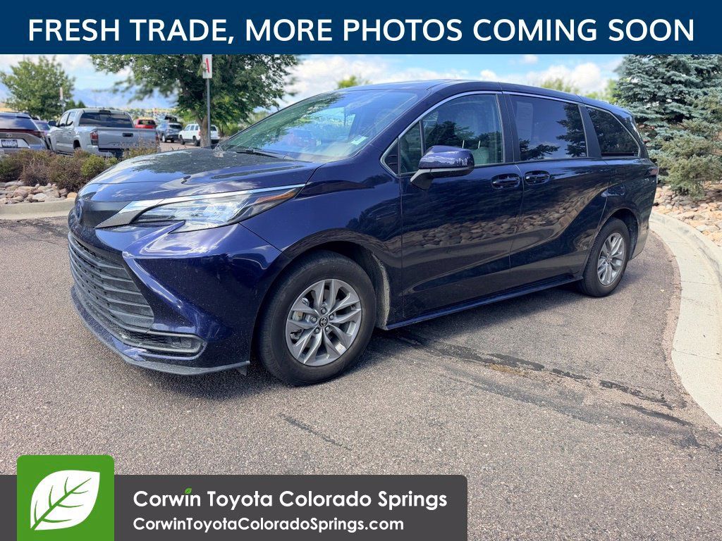 Used 2025 Toyota Sienna LE AWD/4WD image 5