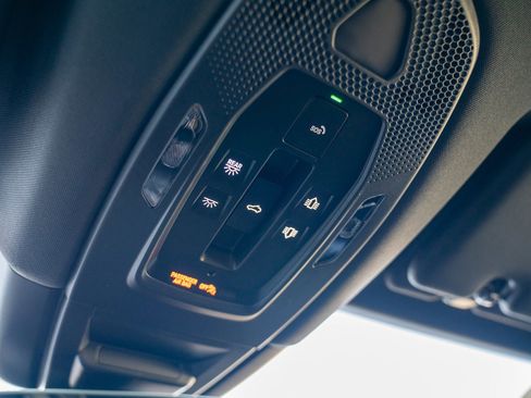 Used 2025 Porsche Cayenne image 22