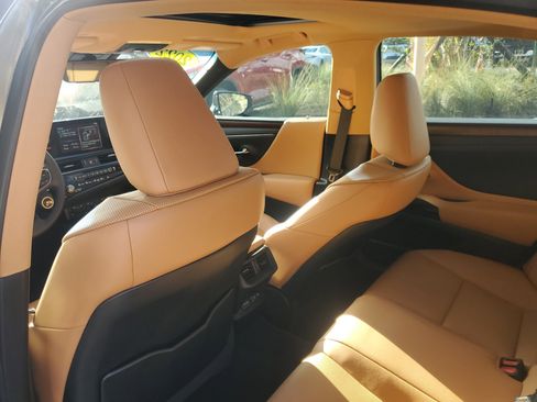 Certified 2022 Lexus ES 350 w/ Premium Package image 12