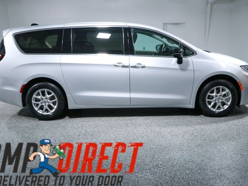 Used 2024 Chrysler Pacifica Touring-L FWD image 6