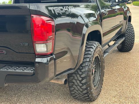 Used 2019 Toyota Tacoma TRD Sport image 3