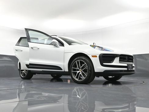 Used 2025 Porsche Macan AWD/4WD image 38