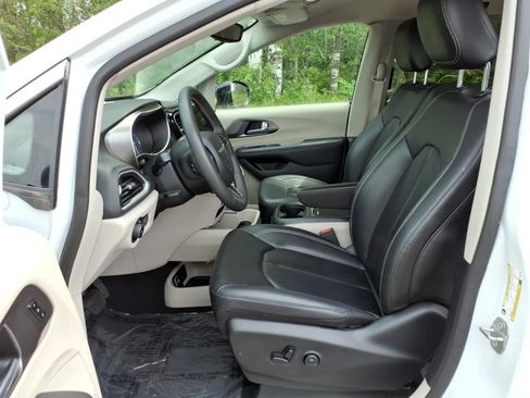 Used 2024 Chrysler Pacifica Touring-L FWD image 13