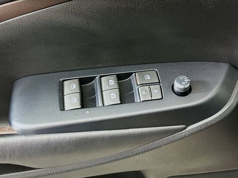 Used 2019 Toyota Highlander XLE AWD/4WD image 17