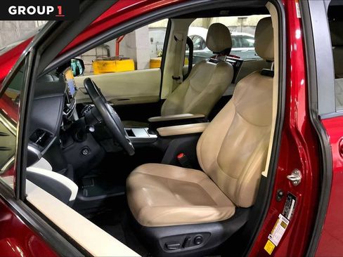 Certified 2022 Toyota Sienna Limited image 7