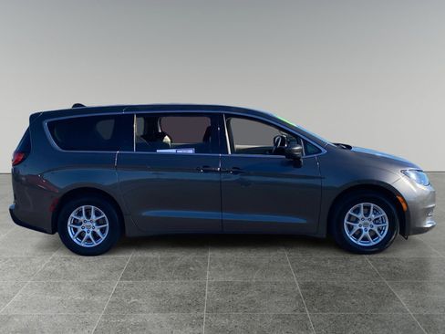 Used 2023 Chrysler Voyager LX FWD image 6