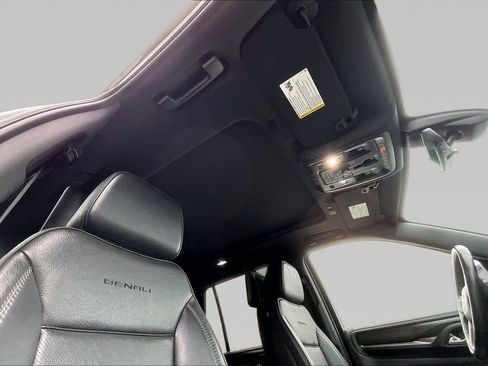 Used 2021 GMC Yukon Denali w/ Denali Ultimate Package image 28